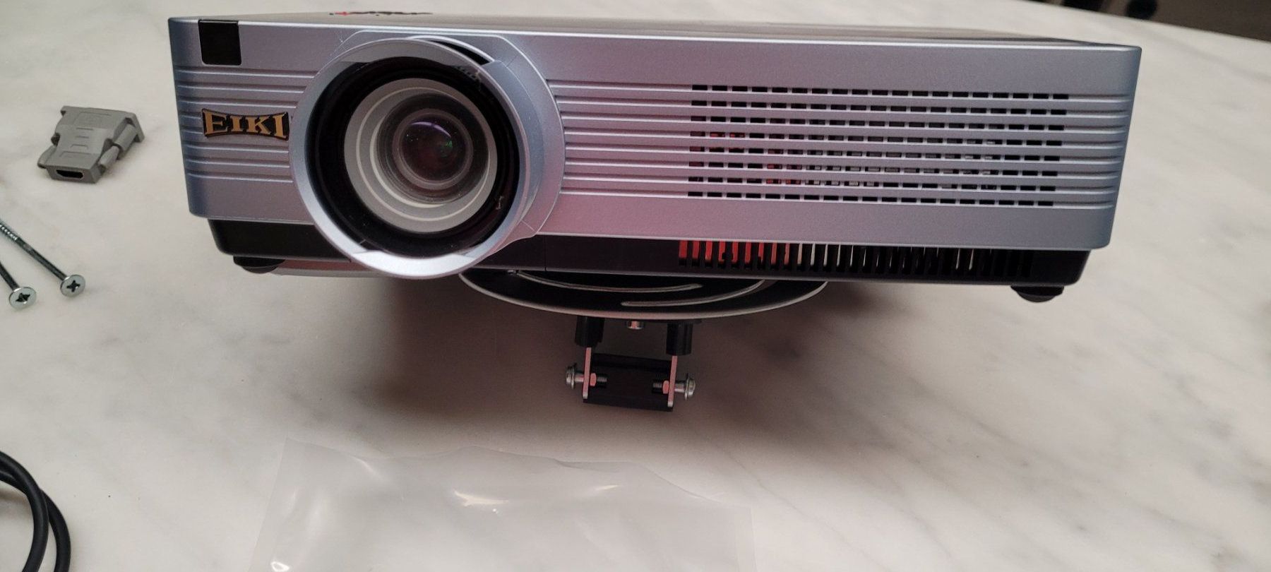Home Cinema: Beamer Projecteur EIKI LC-XB200 Accessoires inclus! – Usato da Plagne venduto da Engalp