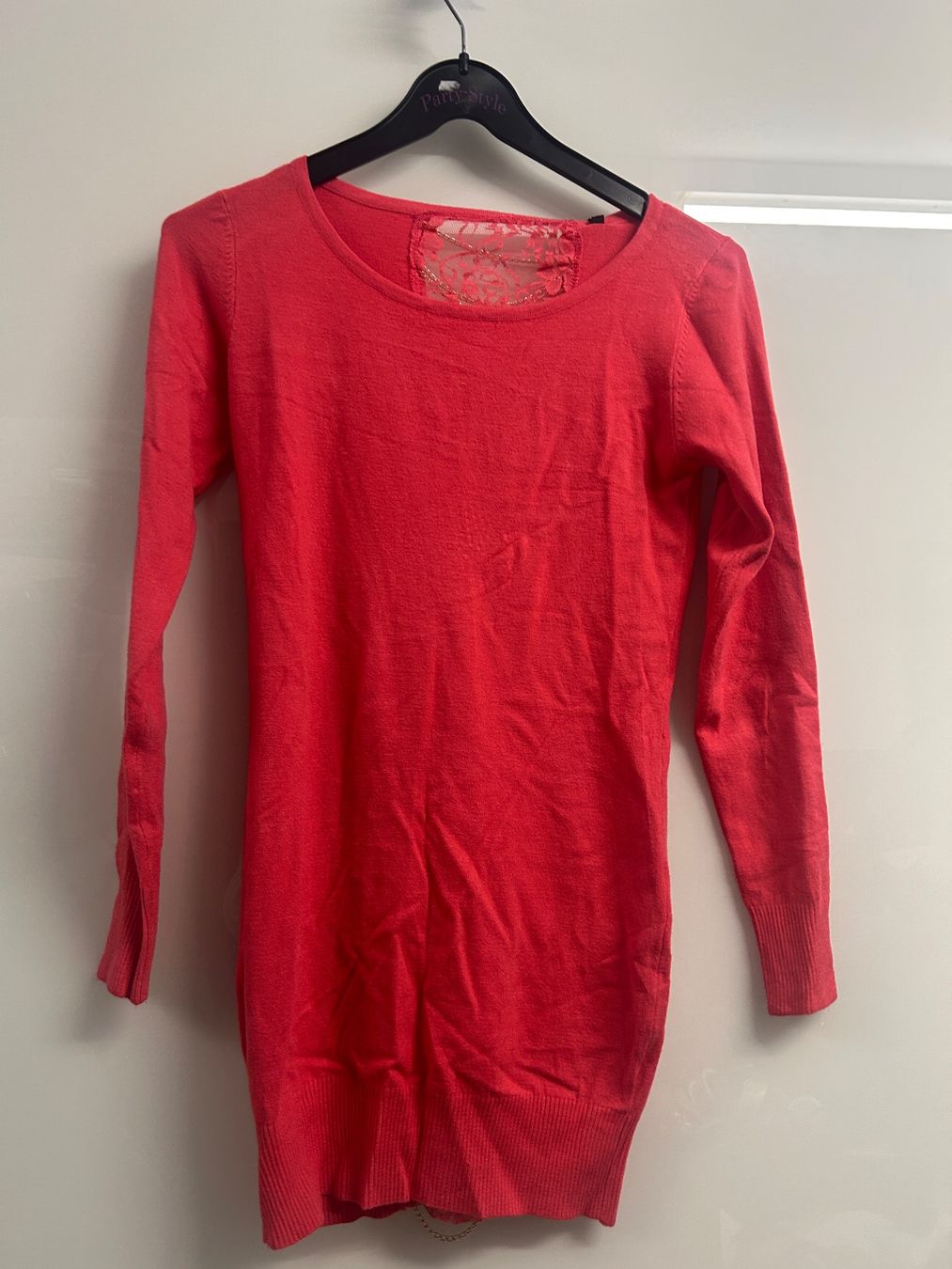 Maglioni & Felpe: Pullover Rücken mit Spitze u. Kette, lang 1 Size Neu – Nuovo e nell'imballaggio originale da Regensdorf venduto da Spyke55