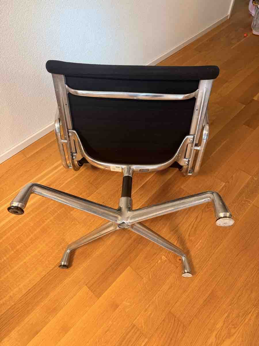 Vitra Chaises: Vitra Eames EA 107 – D'occasion à Stäfa par mar_7mhy 5
