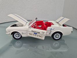 Ford Mustang 1964 Pace Car 1:18 Solido