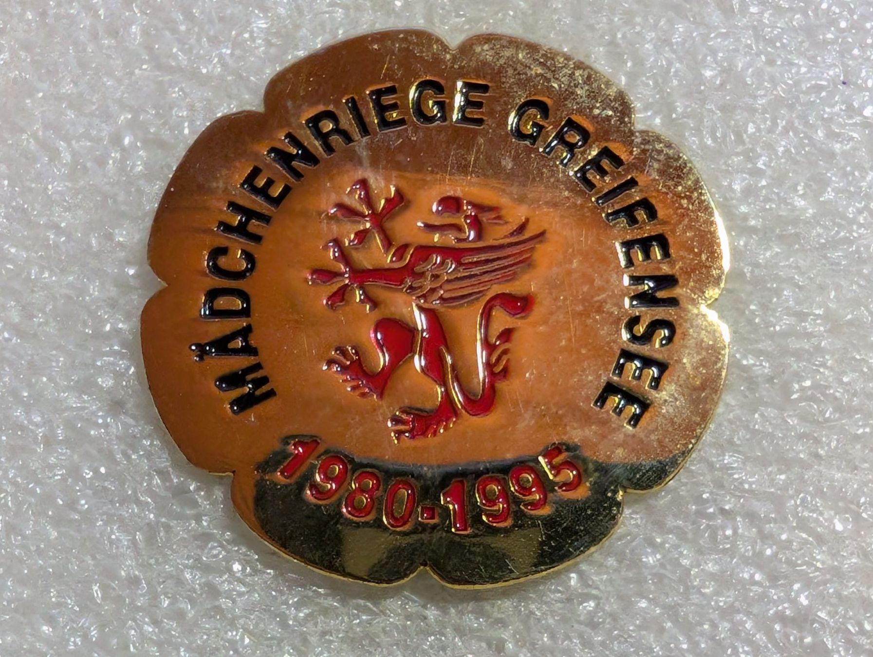Placchette & Badge: Ansteckpin 157: Mädchenriege Greifensee – Usato da Oppligen venduto da Pin-Fall-Shop