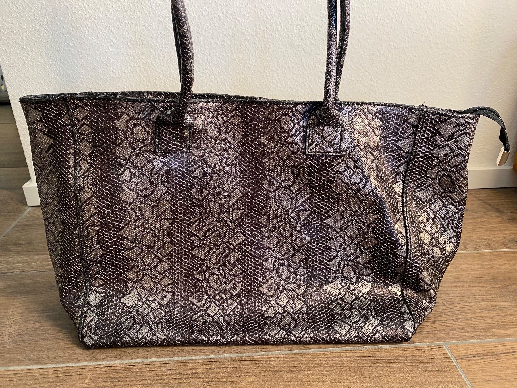 Taschen für Damen: Handtasche / Shopper-Bag aus Leder silber / grau – Gebraucht aus Pratteln von a23_j2gs 3