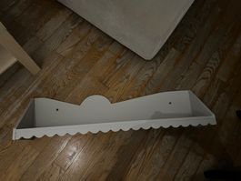 Jolie étagère murale blanche, parfait pour chambre d'enfant