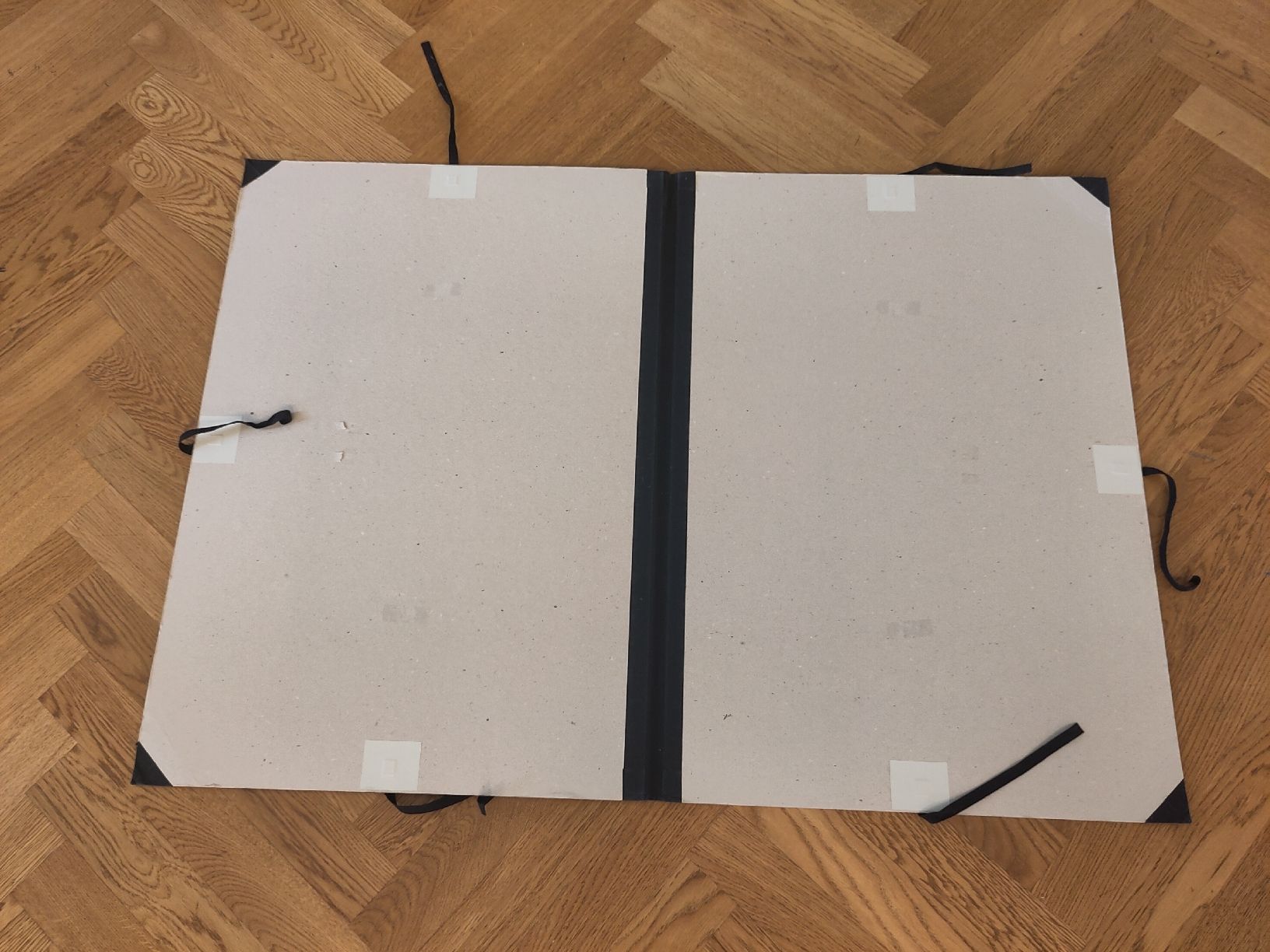 Valises & Sacs: 27x Zeichenmappe aus Karton mit Bandbindung – D'occasion à Freienwil par CharlieFirpo 1