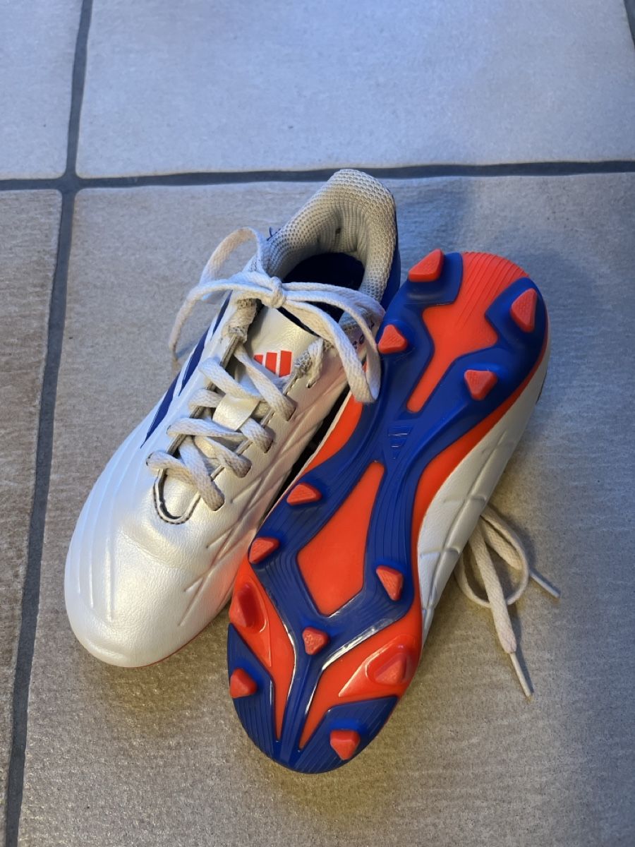 Adidas Schuhe für Jungen: Kinder Fussball Schuhe 33 – Neu (gemäss Beschreibung) aus Bachenbülach von Dana_Ondrasik 3