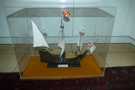 Segelschiff Santa Maria auf Holzsockel mit Plexiglashaube