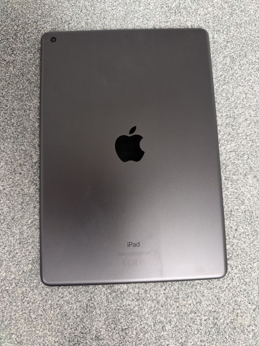 Apple Tablettes PC: Apple iPad 8th Generation Wi-Fi – D'occasion à Dietikon par Eveline1974 2