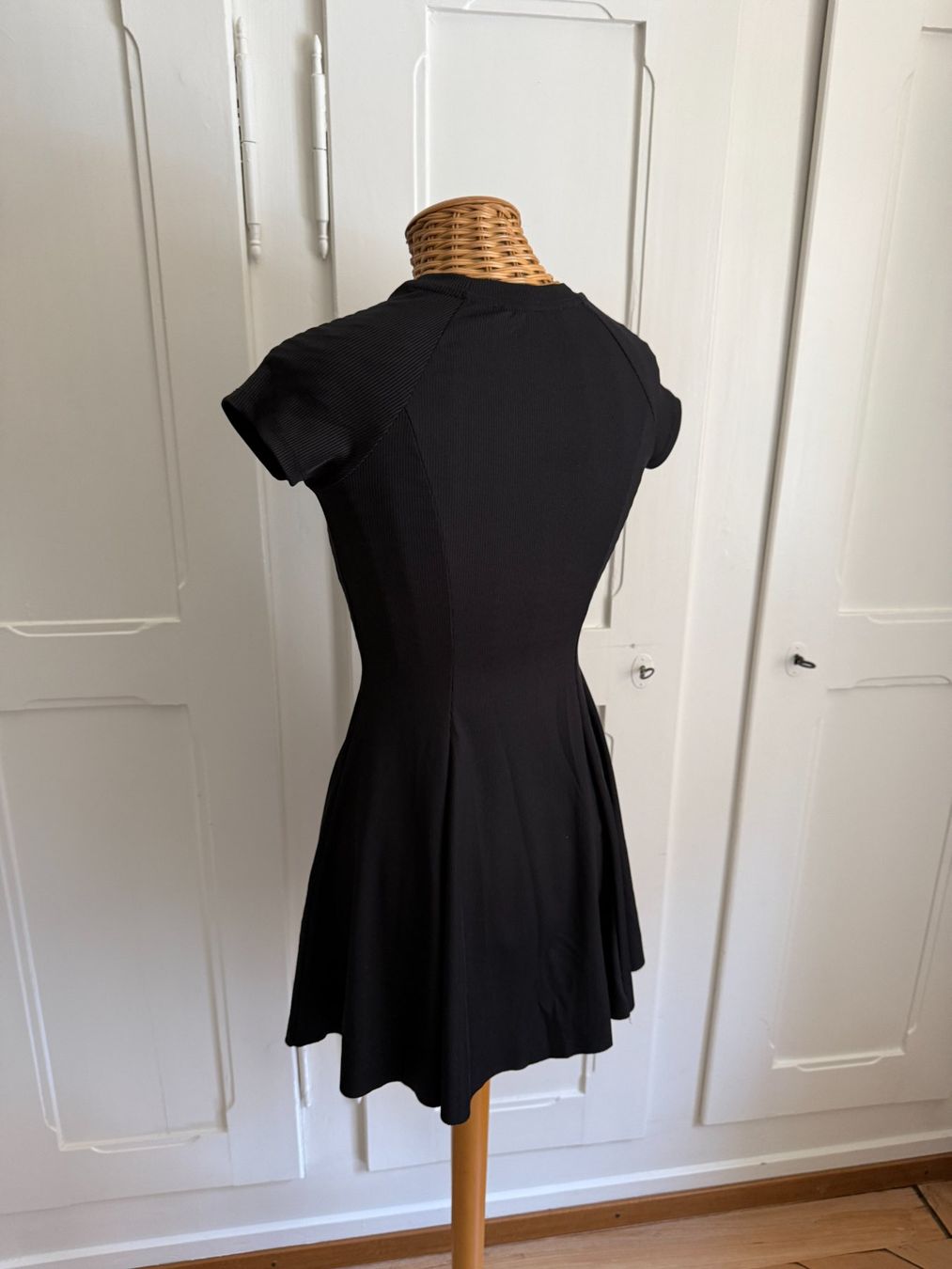 Bershka Robes: BERSHKA - Kleidchen schwarz schwingend S – D'occasion à Zürich par Diazaio 2