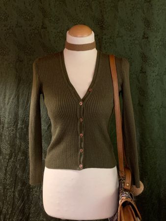 Kookaï Strickjacke mit Rippmuster und olivfarbenen Knöpfen