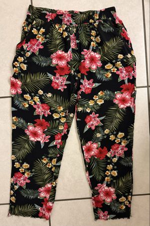 Hosen mit Blumenmuster schwarz-rot Grösse L guter Zustand