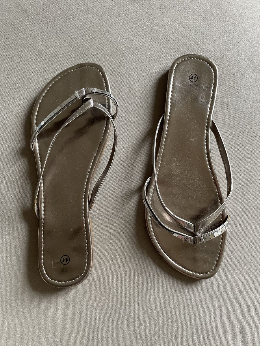 Damenschuhe: Silberne Flip Flips – Gebraucht aus Luzern von karo13