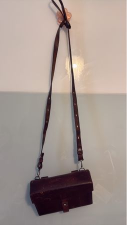 Antike leder Militär Tasche mit Trageriemen, Braun, Rarität