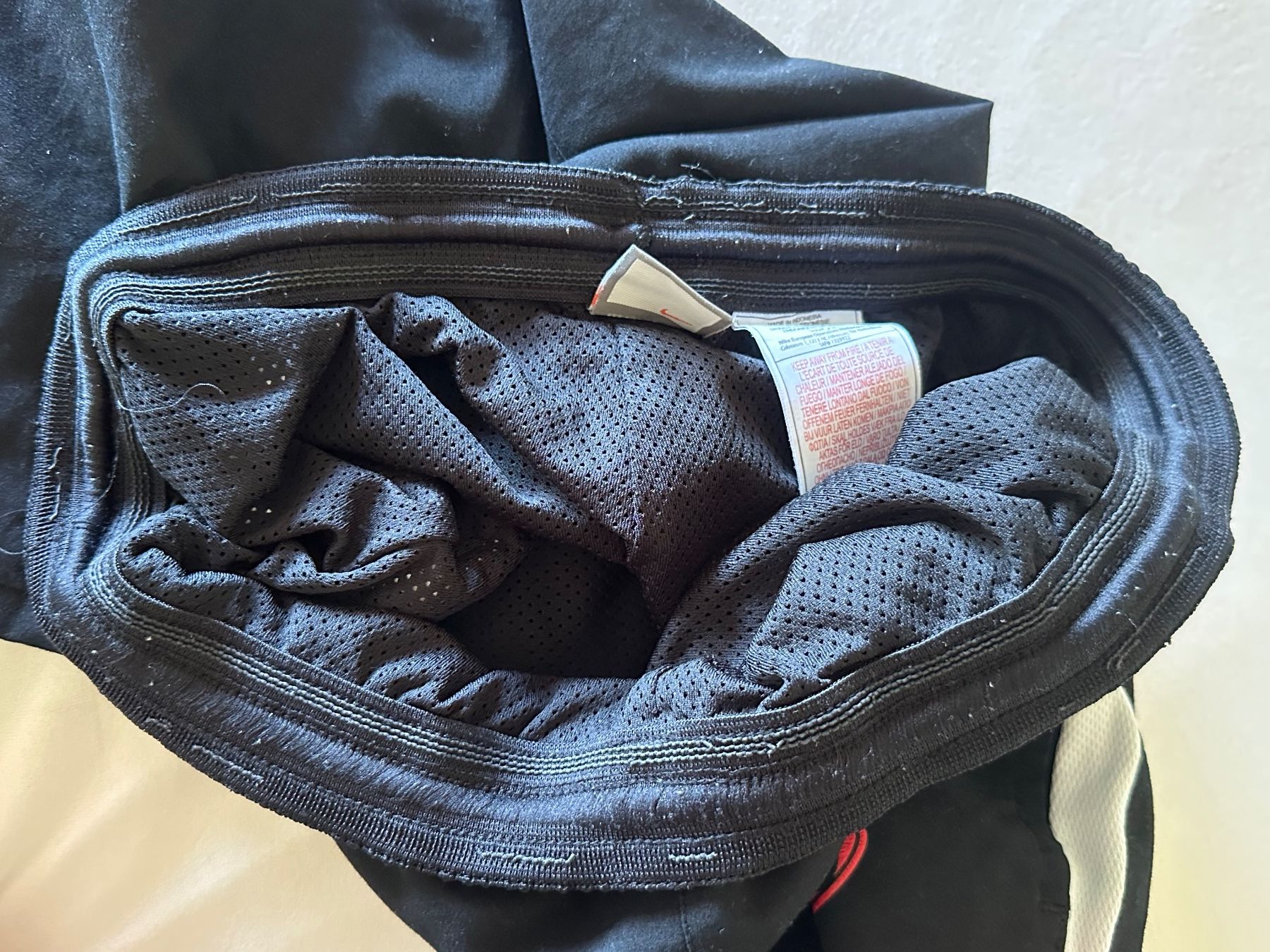 Nike Pantaloni: Nike Sporthose mit Schweizer Flagge – Usato da Zürich venduto da ong8 4