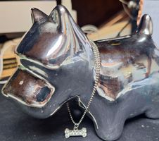 tirelire chien argenté avec collier os