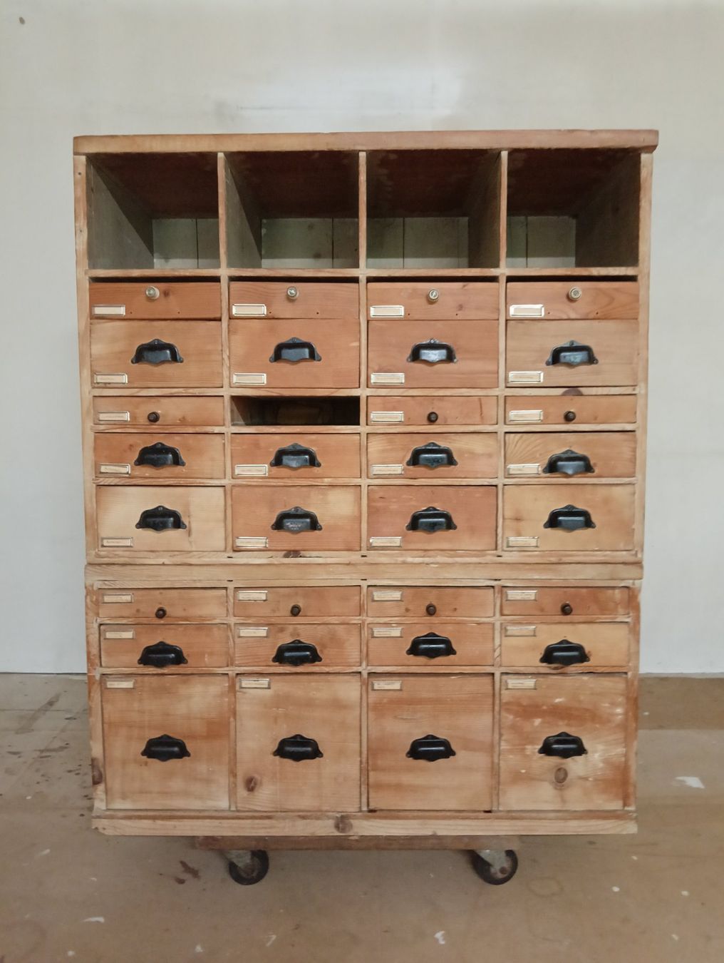 Armadi: Vintage Apotheker Schrank – Usato da Lumino venduto da Happy4Happy