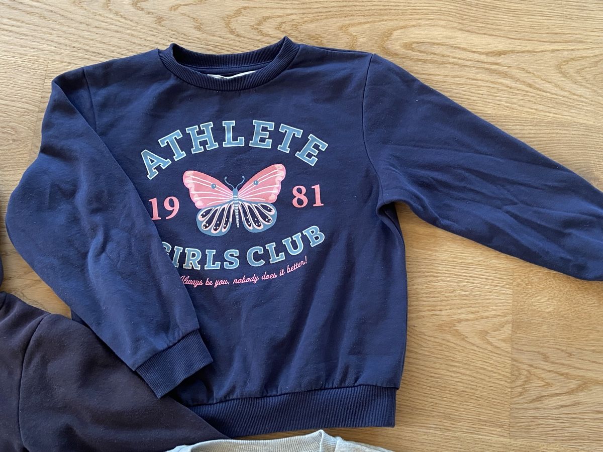 H&M Pulls et sweat-shirts: Pullover H&M Gr. 122/228 – D'occasion à Lützelflüh-Goldb par N.H. 2