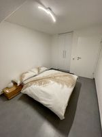 Bett 200x140 inkl. Matratze und passendem Nachttisch