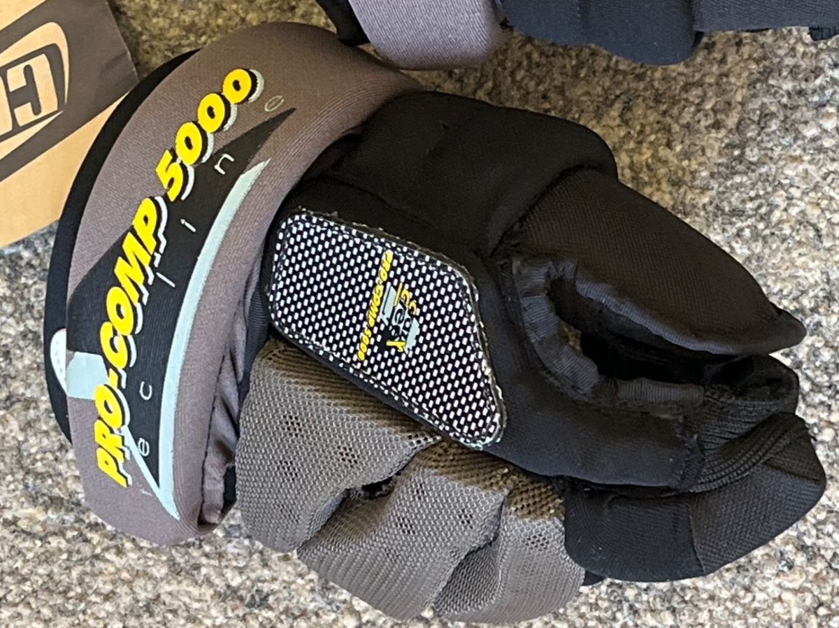 Pattini in linea & Pattini a rotelle: CC Pro Comp 5000 - Streethockey-Handschuhe Gr.7/S NEU!! – Nuovo e nell'imballaggio originale da Adliswil venduto da vette56