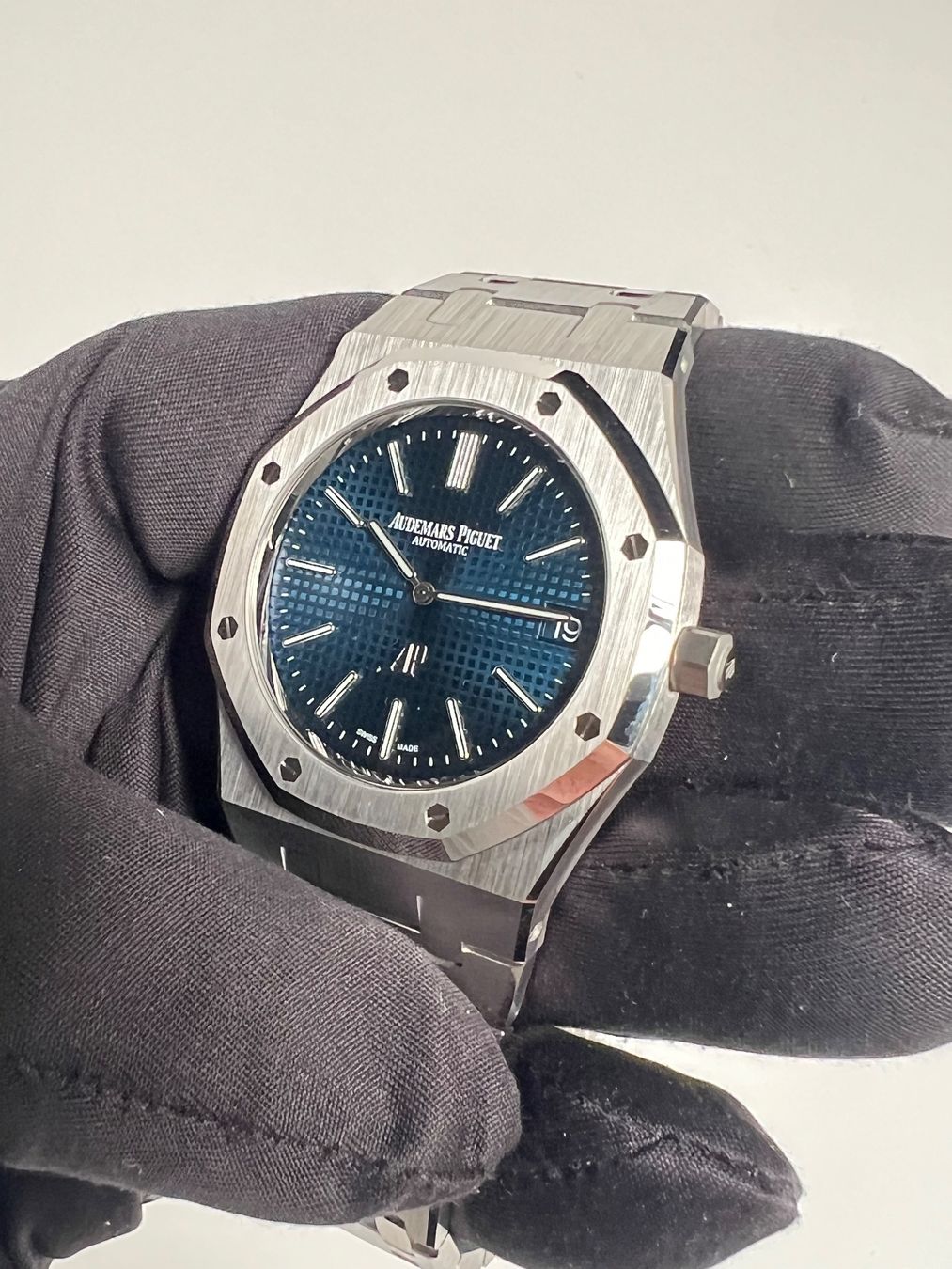 Audemars Piguet Uhren: Audemars Piguet Royal Oak Jumbo Extra-Thin Full set 2025 – Neu und originalverpackt aus Grand-Lancy von Zephyr.26 5
