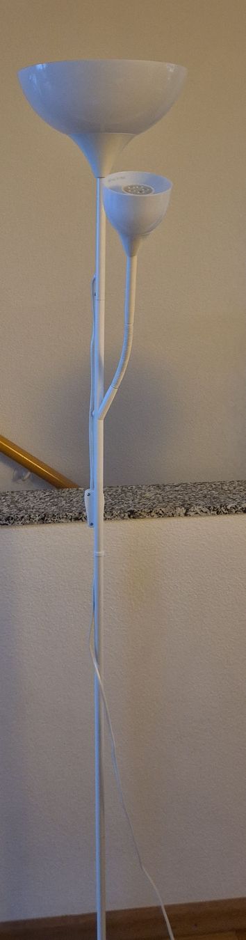 Ikea Lampade: Weisse Stehlampe mit Leseleuchte, top Zustand – Usato da Liestal venduto da fla_ts8q