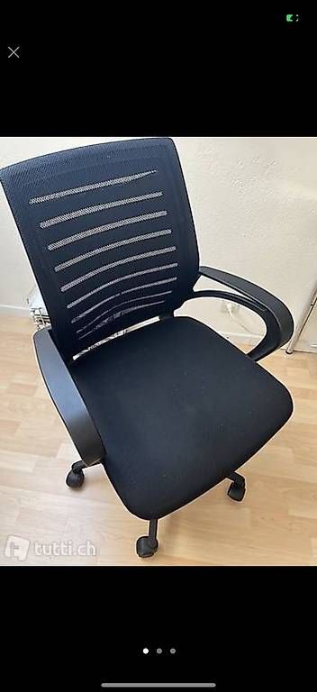Sedie: Schwarzer Bürostuhl mit Armlehnen – Usato da Olten venduto da Saul.Bars