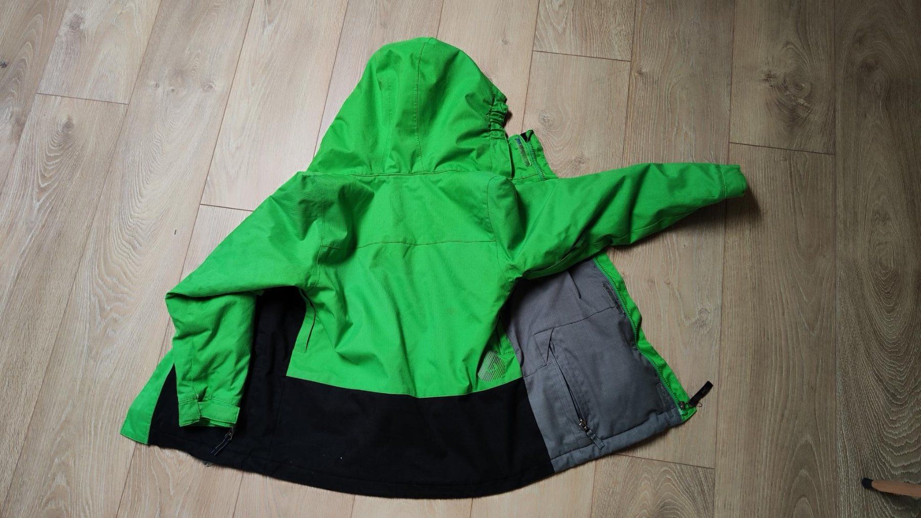 Burton Giacche & Cappotti: Kinder Ski- Snowboardjacke von Burton – Usato da Oberneunforn venduto da saloeff 2