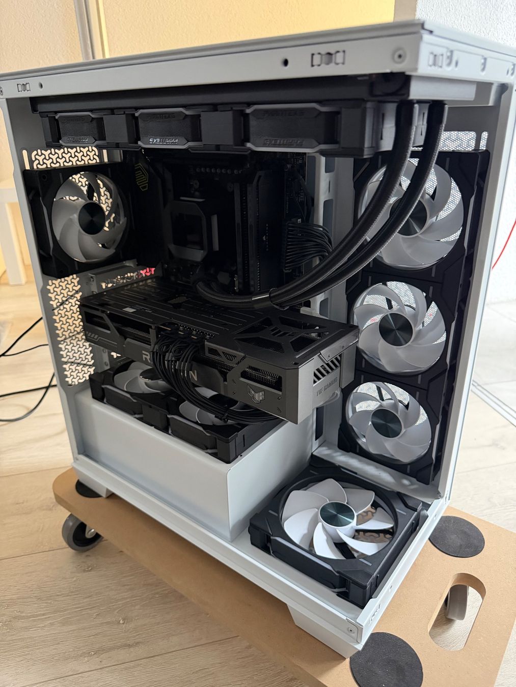 Amd PCs: Gaming PC AMD 7 9800X3D – Neu (gemäss Beschreibung) aus Schaffhausen von Targus901 1