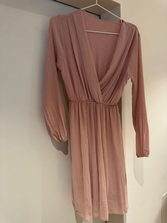 Sommerliches, rosa Kleid mit V-Ausschnitt, Grösse 38