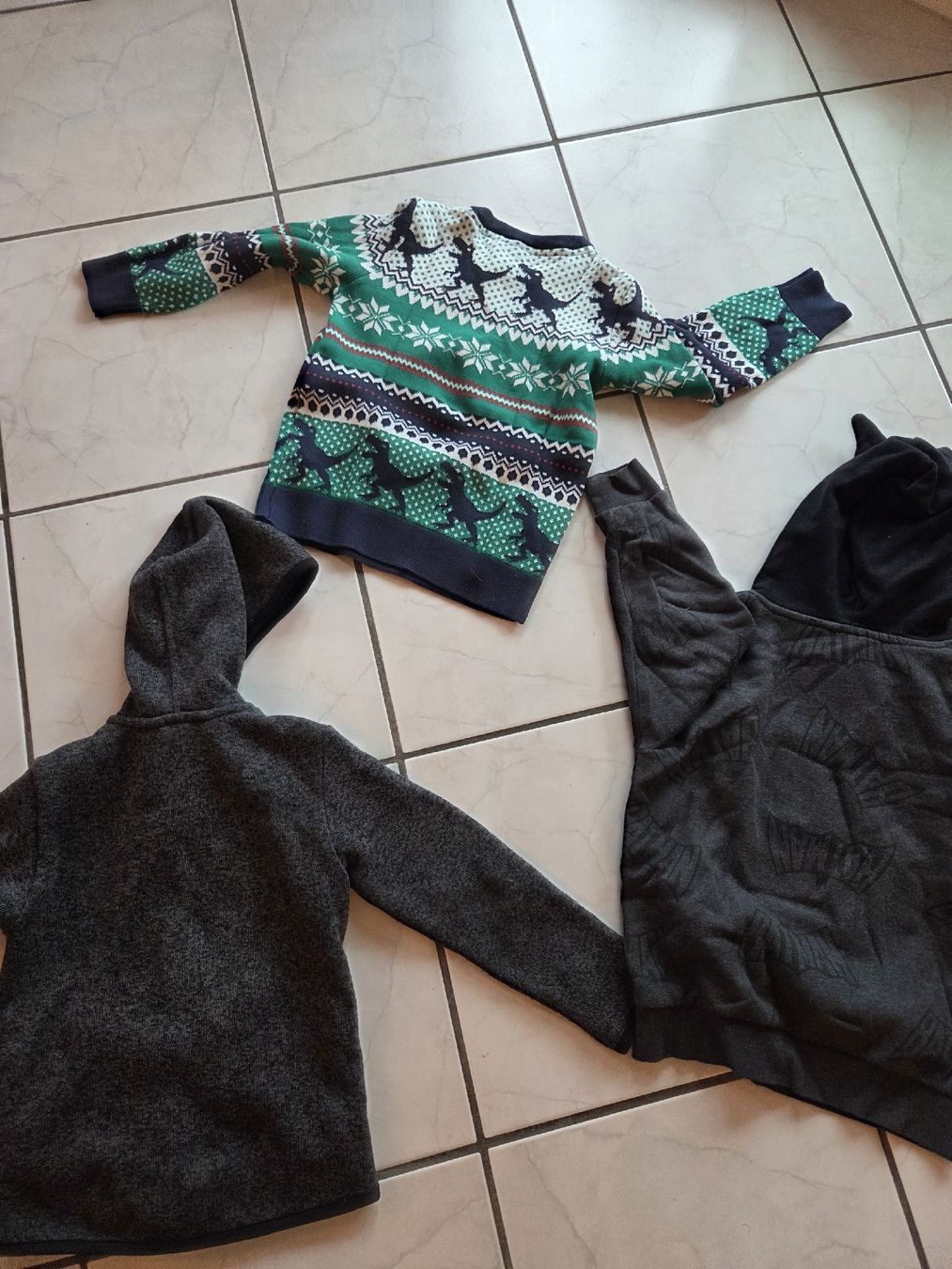 C&A Pulls et sweat-shirts: 2 Kinder Pullover und 1 Jäggli – D'occasion à Worb par Quiet21 4