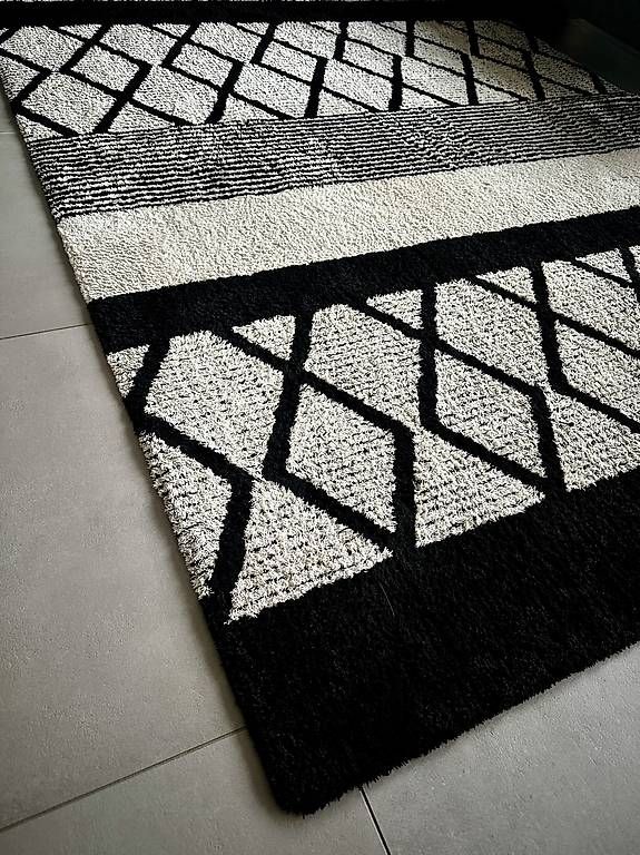 Tapis: Tapis noir et blanc  – D'occasion à La Rippe par jpu_z5ql 3