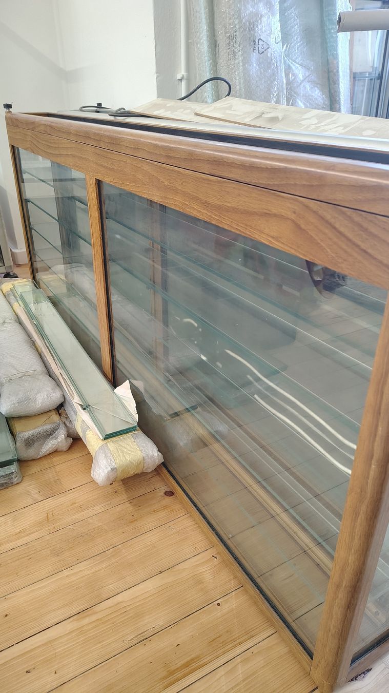 Vetrine: Wall Mount Wood and Glass Display Case – Usato da maroggia venduto da tondo_Music 2