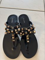 Bata Zehentrenner schwarz Nieten und Schleifen Grösse 39