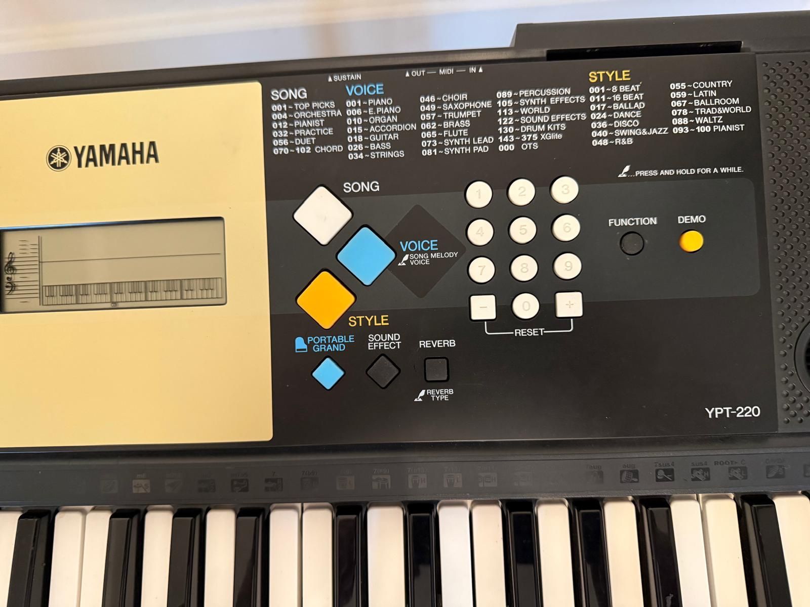 Yamaha Strumenti musicali: Yamaha YPT-220 Keyboard – Usato da zürich venduto da sonicmoons 1
