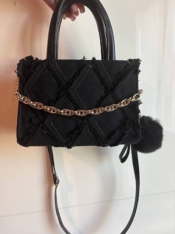 Taschen für Damen: Schwarze Handtasche – Gebraucht aus Hellikon von ind_m7n8