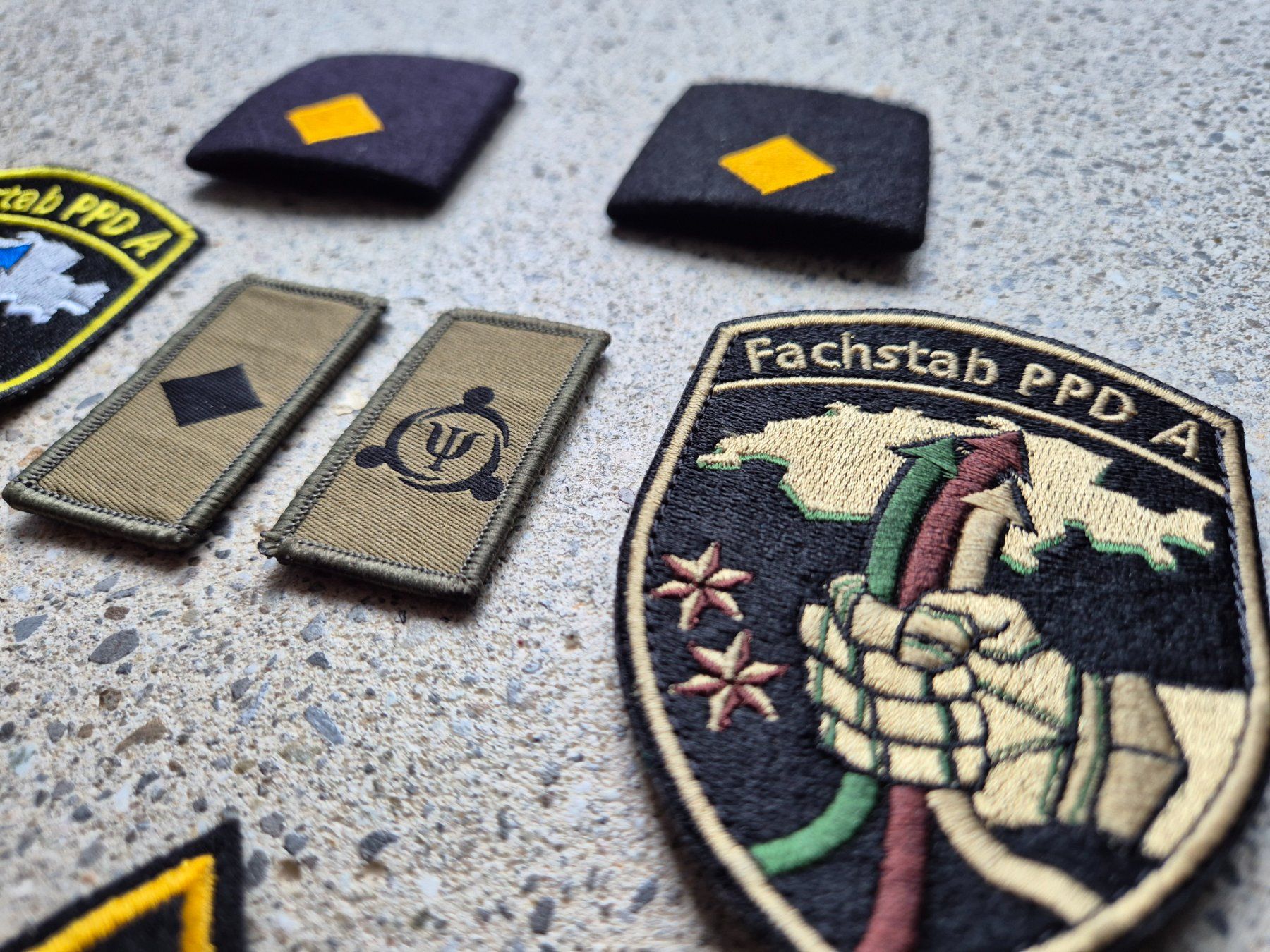 Schweizer Armee Placchette & Badge: *** Abzeichen Set Fachstab PPD A *** – Nuovo e nell'imballaggio originale da Riedholz venduto da fr_sIruP 2