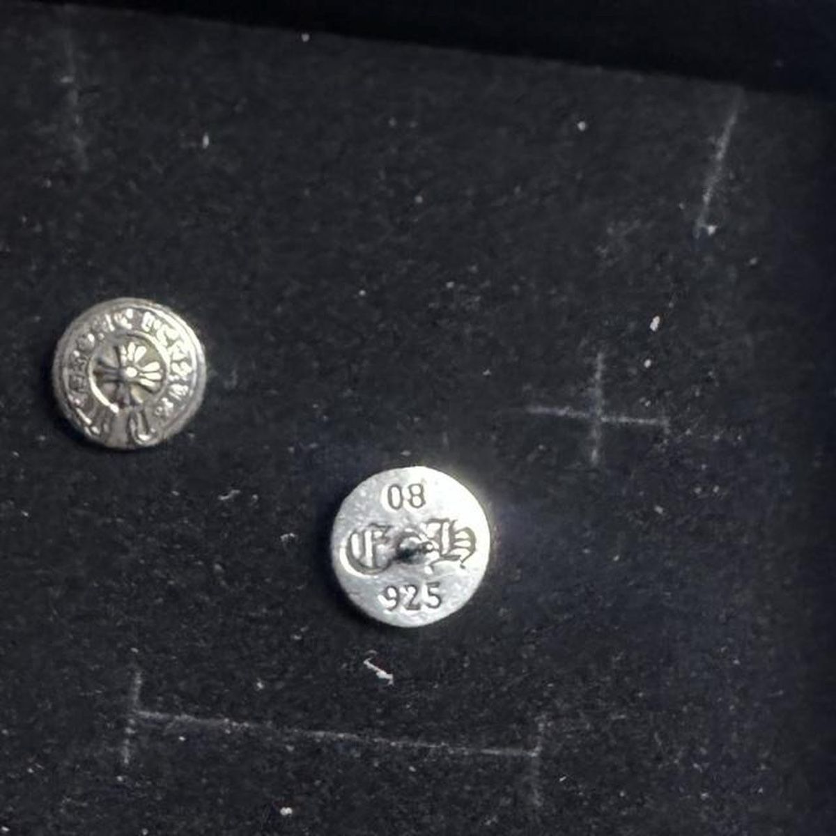 Chrome Hearts Orecchini pendenti & Orecchini a lobo: Title: Chrome Hearts Gothic Stud Earrings - 925 Silver – Nuovo e nell'imballaggio originale da Caviano venduto da reselleo21 4