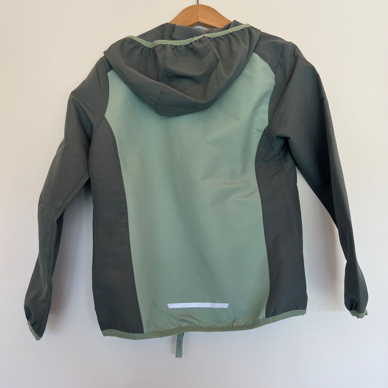 Giacche & Cappotti: Jack Wolfskin Softshell-/Outdoorjacke Mädchen Gr. 128 – Usato da Steinmaur venduto da HenSaa 1