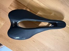NEU - Selle Italia SLR Boost Superflow S saddle Carbon Rails