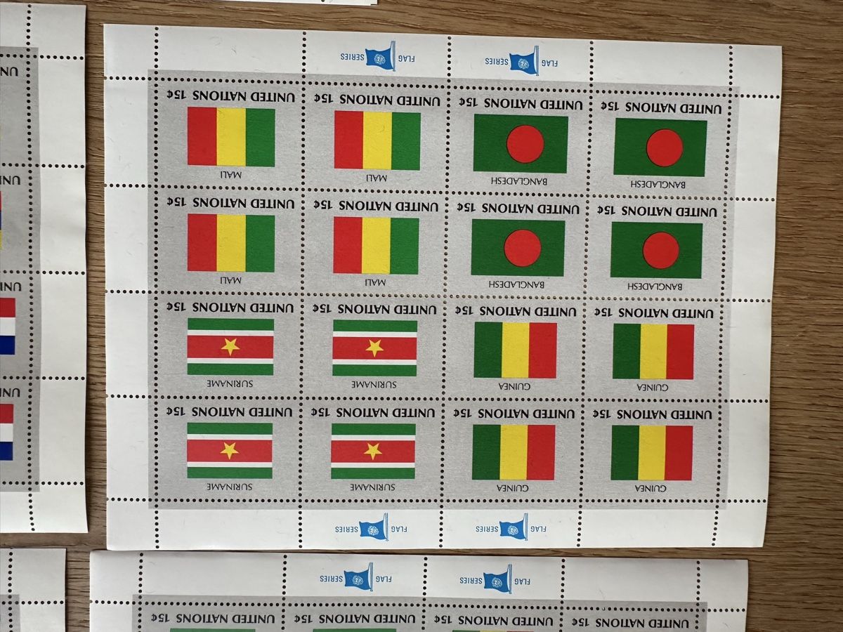 Tutti i francobolli: Nations Unies - 7 Kleinbogen Flaggen o und postfrisch  – Usato da Schmitten / FR venduto da Samsara169 4