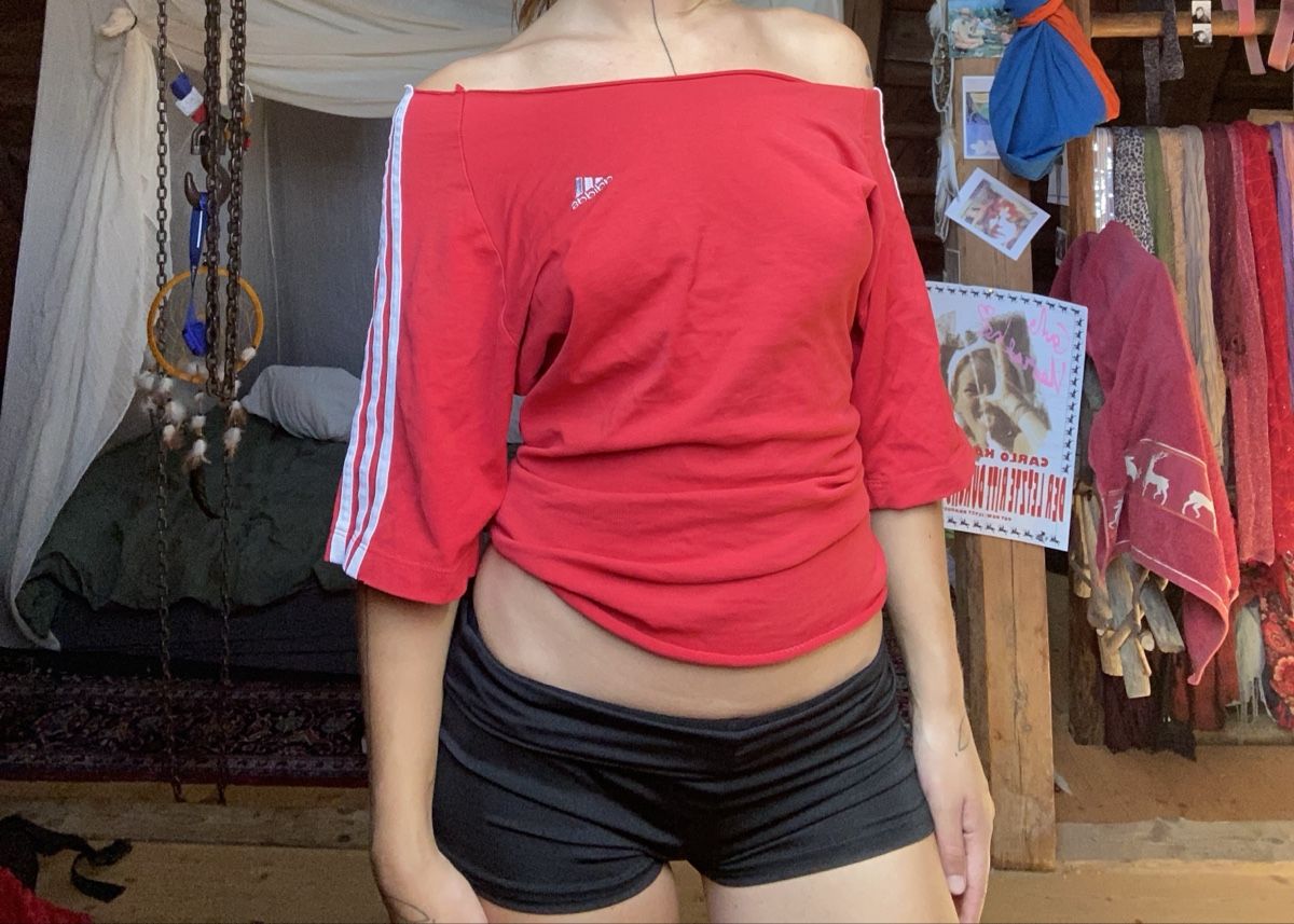 Adidas Top: Schulterfreies Adidas Shirt – Usato da Rehetobel venduto da Jahbleh 1