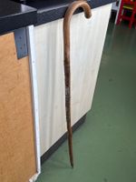 Vintage rustikaler Spazierstock mit Schweizer Pins
