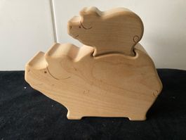 Sparschwein aus Holz mit kleinem Ferkel auf dem Rücken