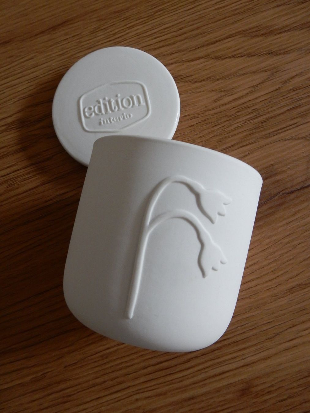 Interio Candele: Duftkerze Bloom Interio Maiglöckchen + Sandelwood Raumduft – Nuovo e nell'imballaggio originale da Jona venduto da simongarden