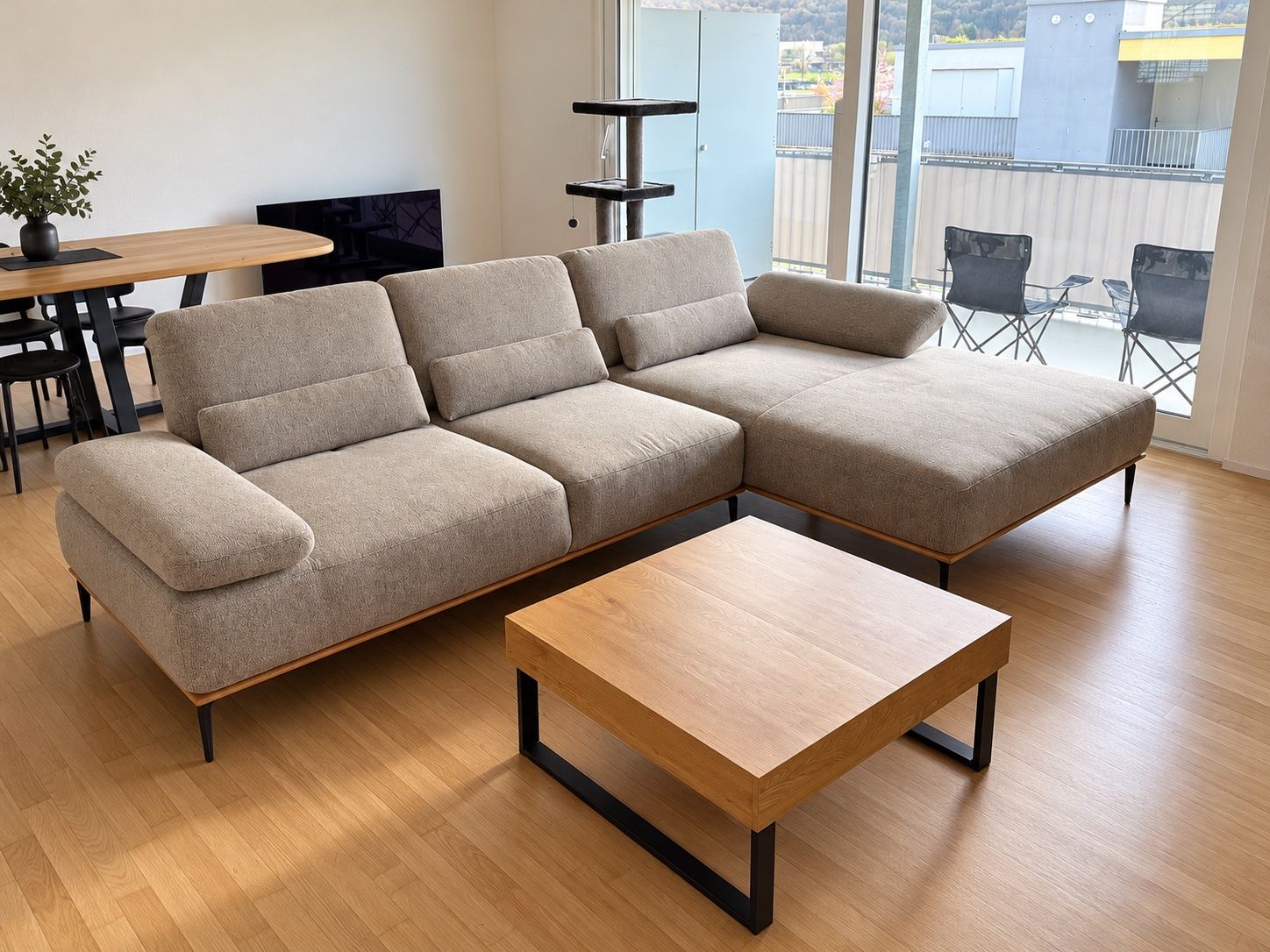 Tavoli: Moderner Couchtisch in Eichenoptik mit schwarzem Metallgeste – Usato da Beringen venduto da K_Tech 2