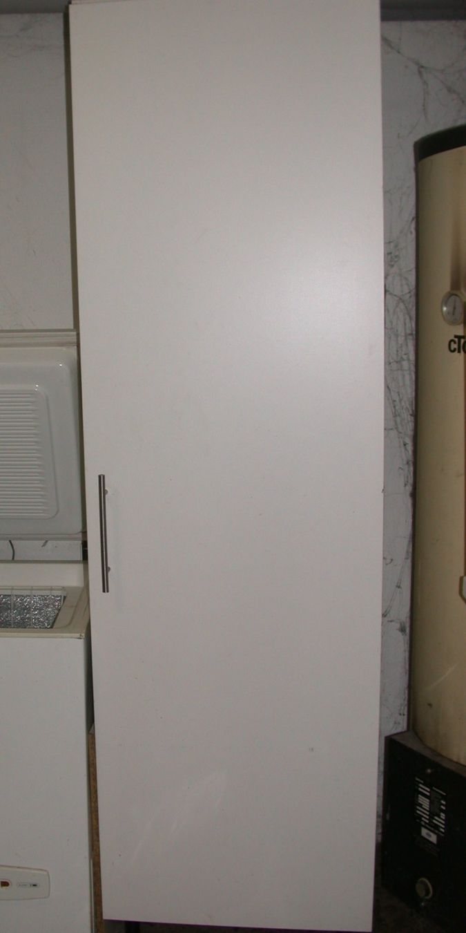 Armoires: Schrank weiss hoch 208 cm – D'occasion à Lengnau AG par imf_s96l
