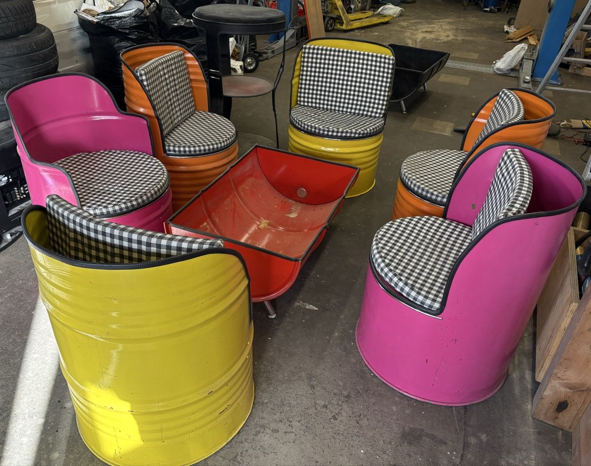 Tischset: Originelle TischSet Garagen / Gartenlounge aus Oelfassern, – Gebraucht aus Oberdorf BL von AutoWerk4448
