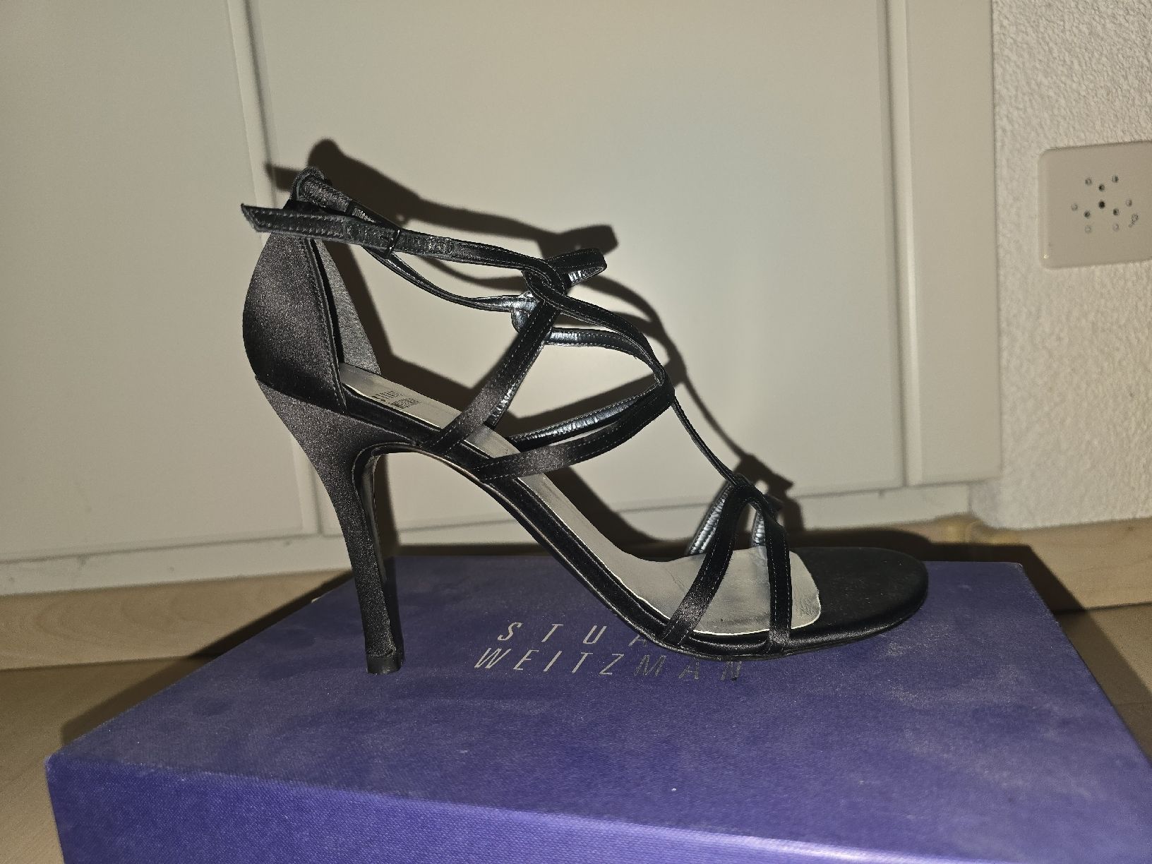 Stuart Weitzman Scarpe da donna: Schwarze Stuart Weitzman Sandalen, Gr. 10.5 – Usato da Zofingen venduto da Migiskau