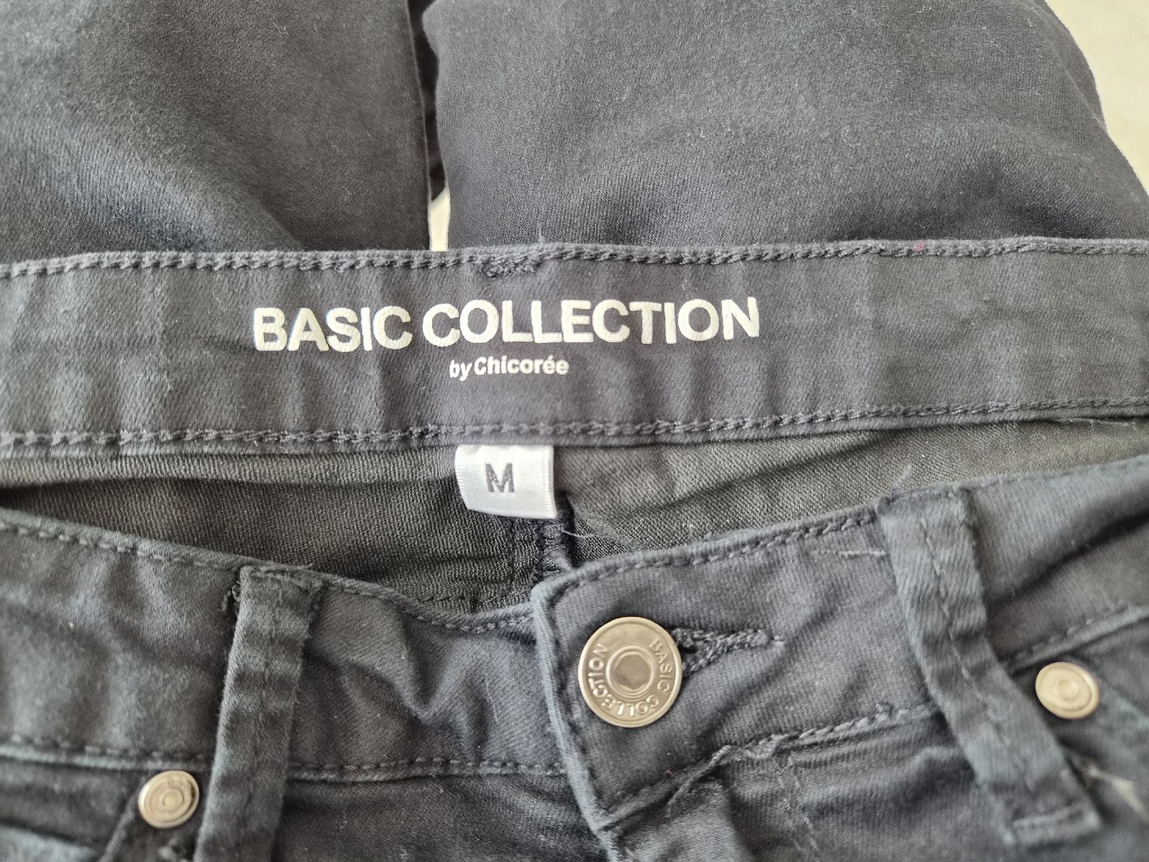 Pantaloni: Schwarze 3/4-Jeans mit Strass, Grösse M, Chicorée  – Usato da Niederrohrdorf venduto da Miripfiri 2