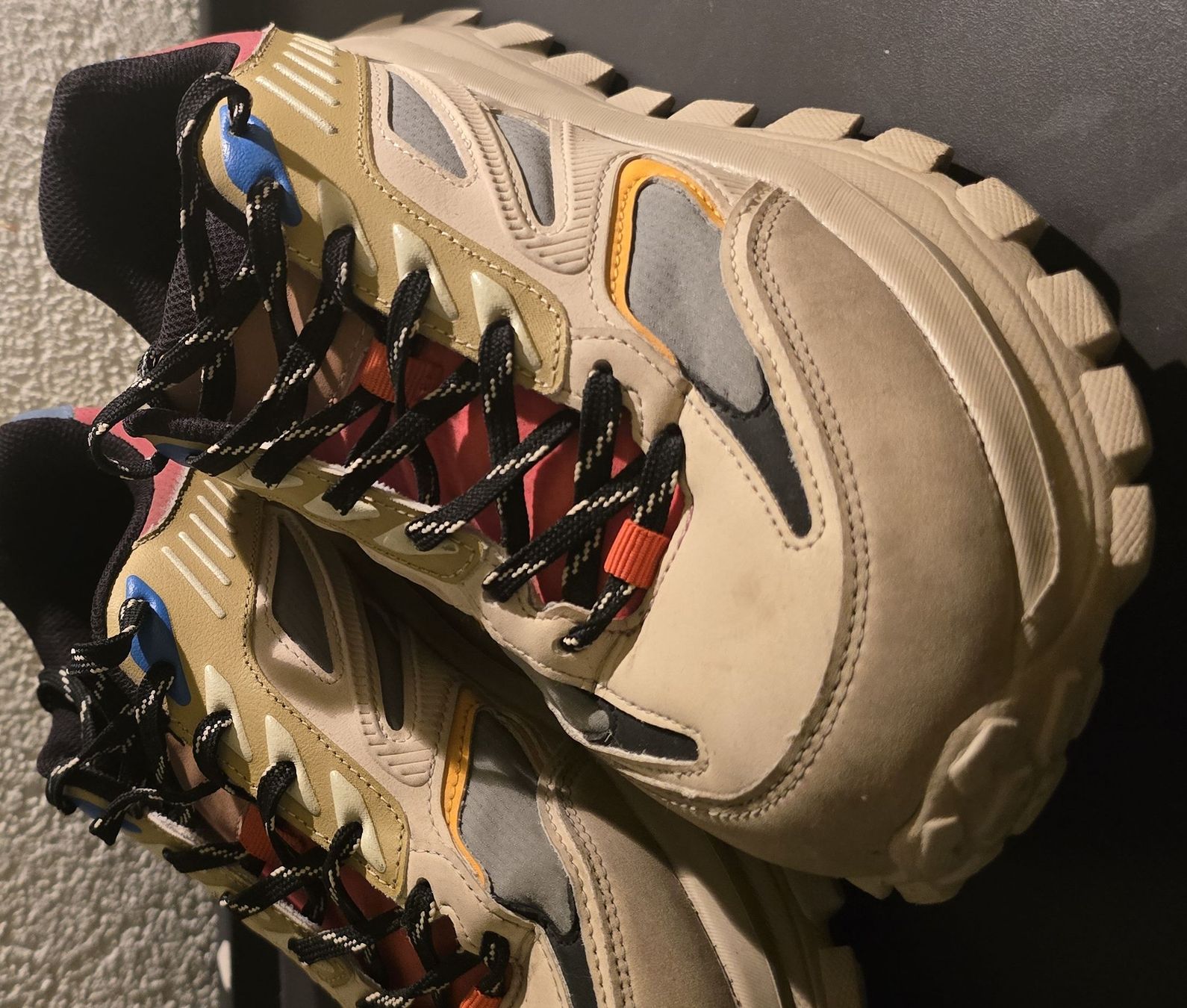 Scarpe da uomo: Sneakers multi-colored beige design used condition – Usato da Lausanne venduto da b_r_6z5f