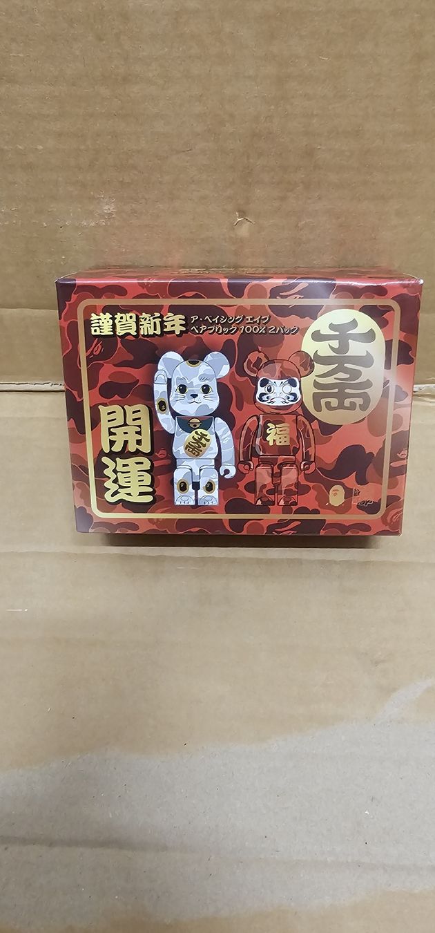 Medicom Toy Statuette: BEARBRICK BAPE Maneki Neko & Daruma 2-Pack Set – Nuovo e nell'imballaggio originale da Cham venduto da WFRRichter